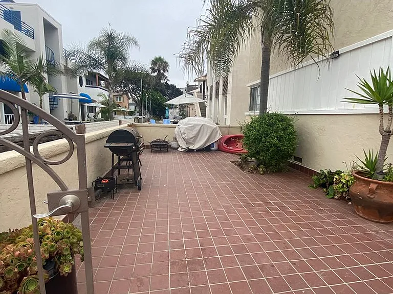 Mission Beach 1Bed 1 Bath steps from the water! — Photo 9