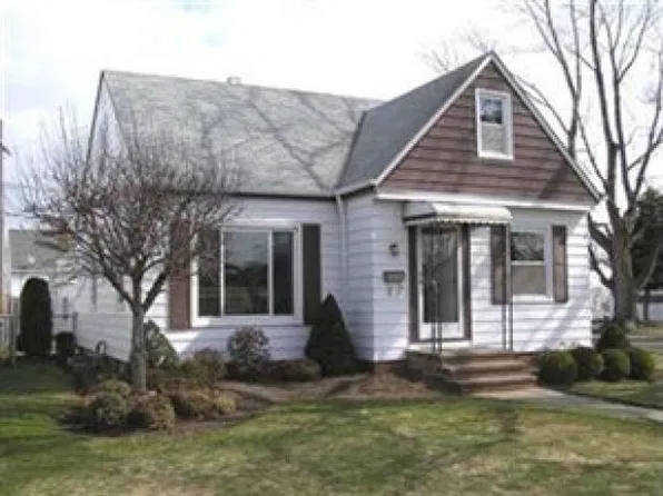 345 E 329th St, Eastlake, OH 44095