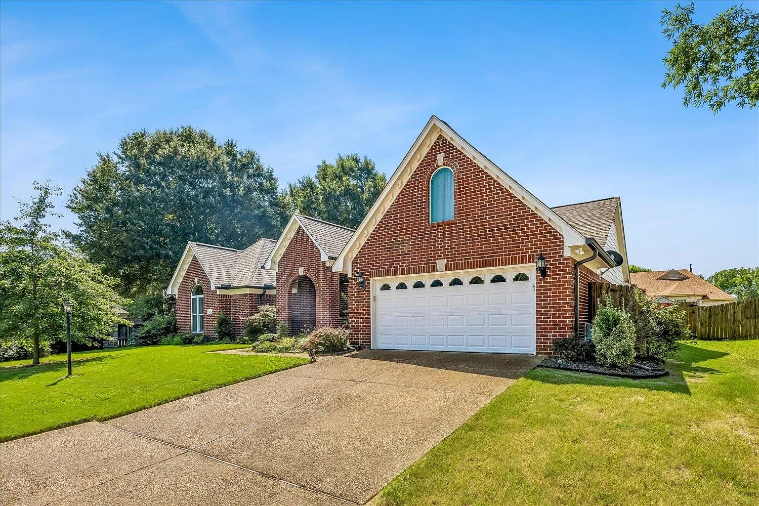 4 bed, 3.0 bath, 2364 sqft, $2,799 — Photo 2