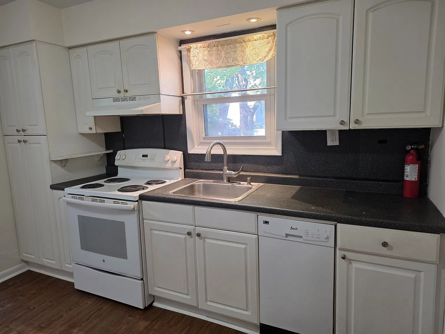 2 bed, $3,200 — Photo 2