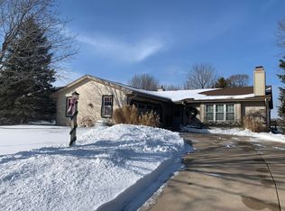 7820 W Bur Oak Dr, Franklin, WI 53132