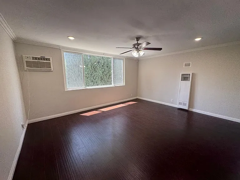1185 N Kenmore Ave #8 — Photo 2