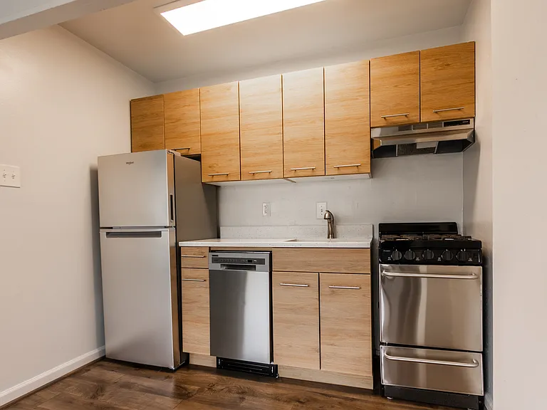 2620 16th Street Apartments — Photo 17