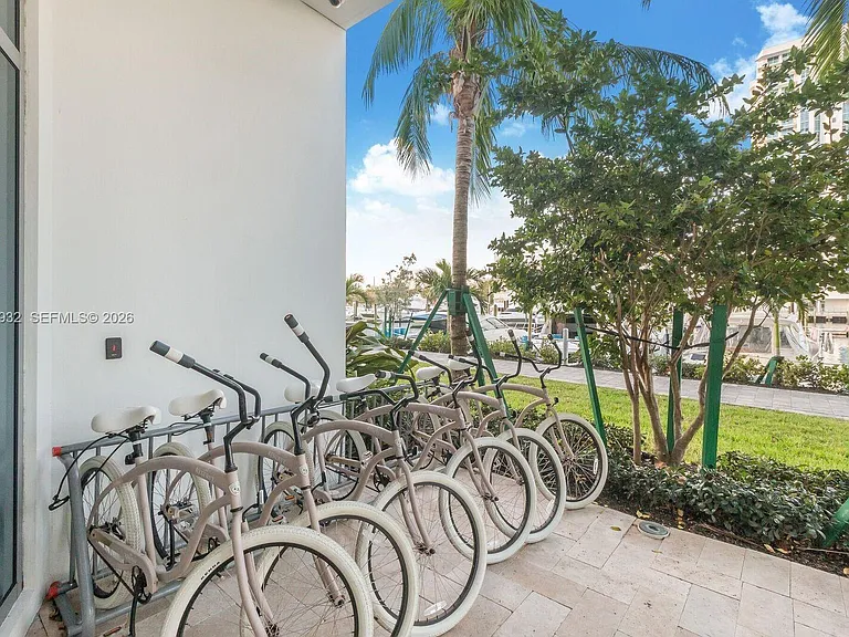 17111 N Biscayne Blvd #1703 — Photo 33