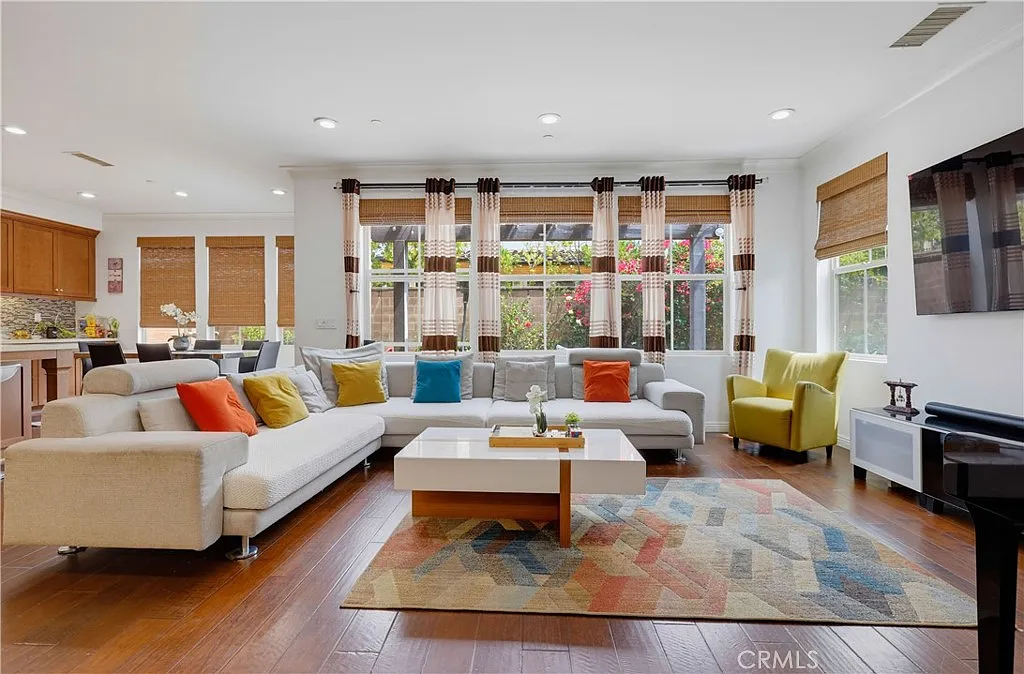 3 bed, 2.5 bath, 1900 sqft, $5,400 — Photo 4