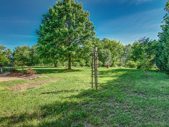 5th image of 210 Merry Anne Dr