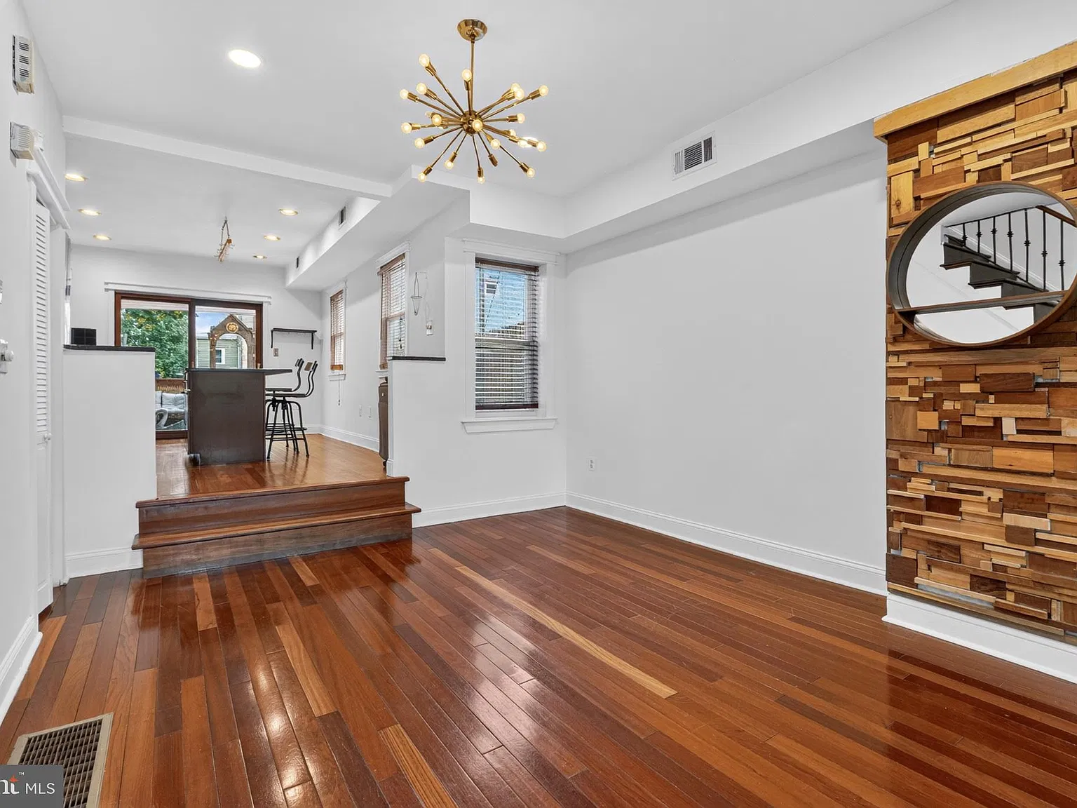 3 bed, 2.0 bath, 2200 sqft, $3,890 — Photo 2
