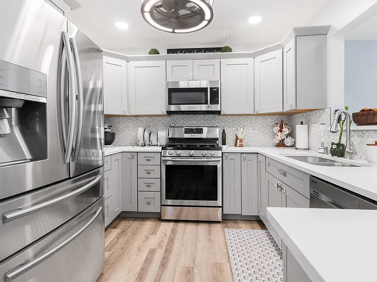 986 Four Seasons Blvd — Photo 6