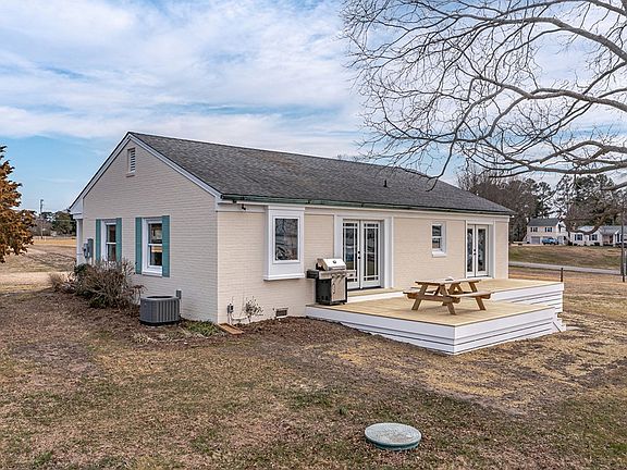 4th image of 902 King Carter Dr