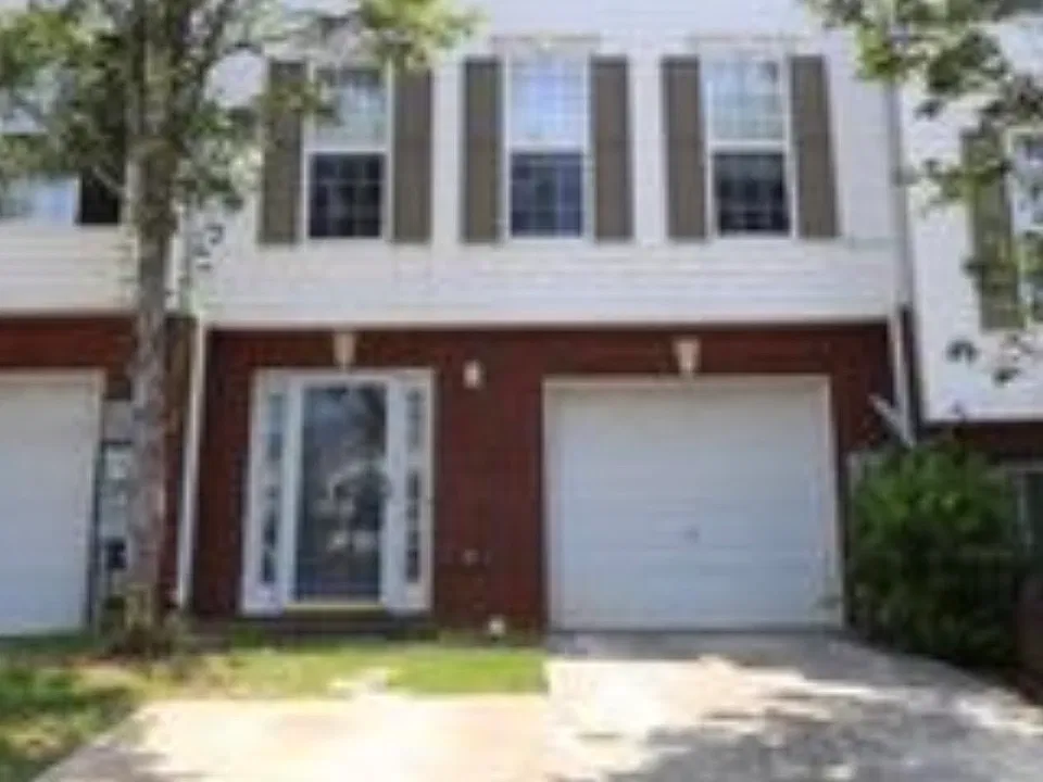 5649 Strathmoor Manor Cir