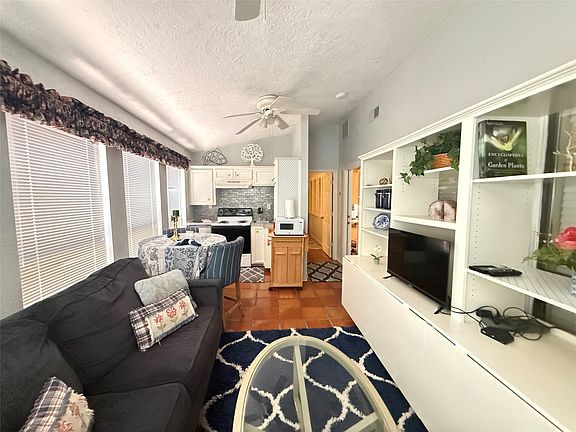 5th image of 728 Hogan Dr