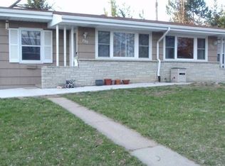 723 Robinwood Ln, Hopkins, MN 55305