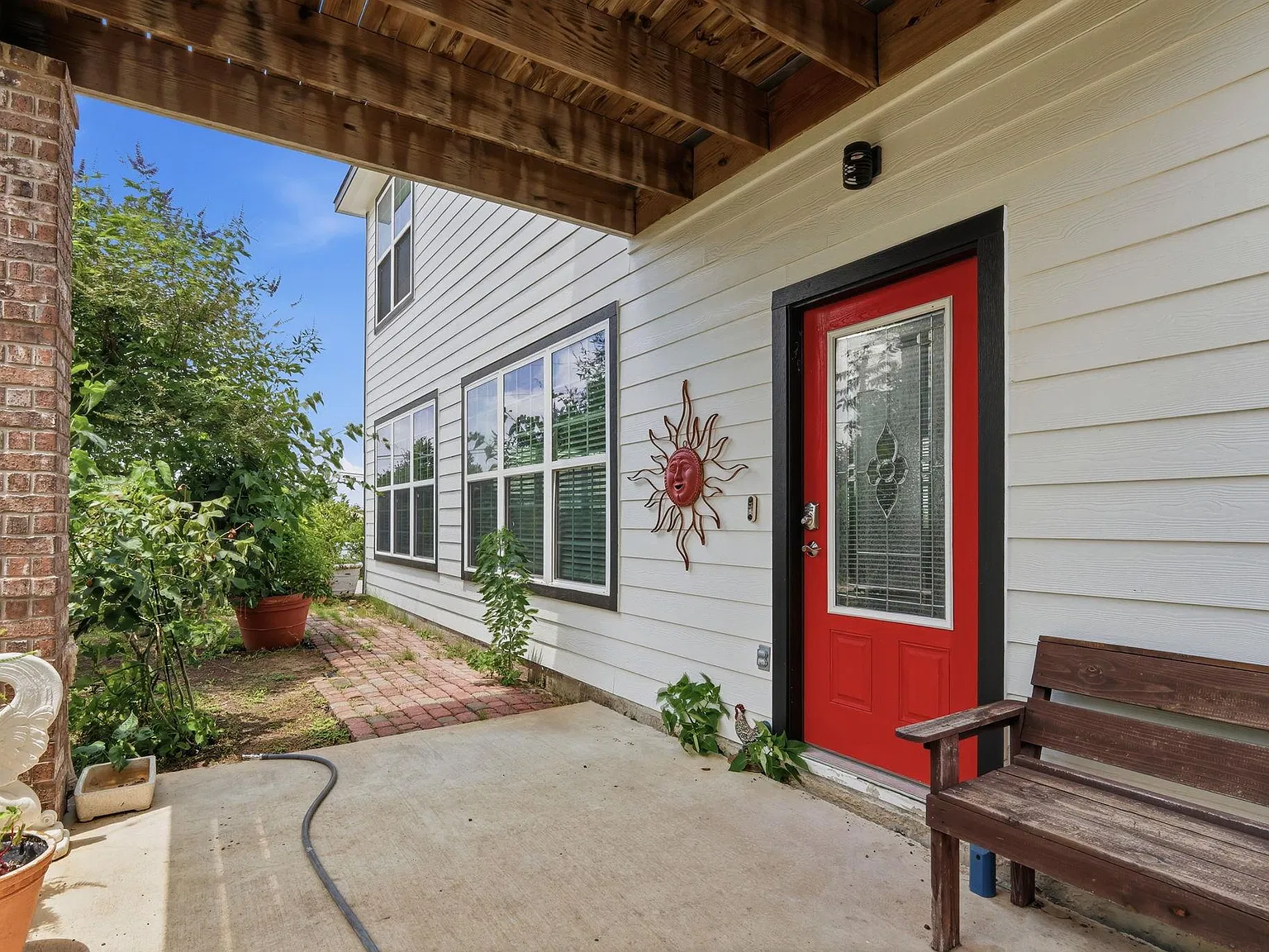 3 bed, 2.5 bath, 2400 sqft, $1,900 — Photo 4
