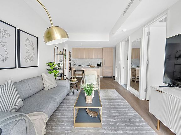4th image of 500 W 45th St Unit 207