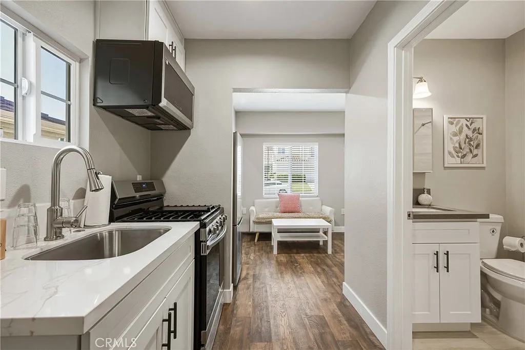 Studio, 1.5 bath, 240 sqft, $1,800 — Photo 3