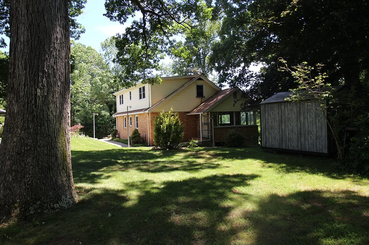 Building Photo - 27 White Pine Dr