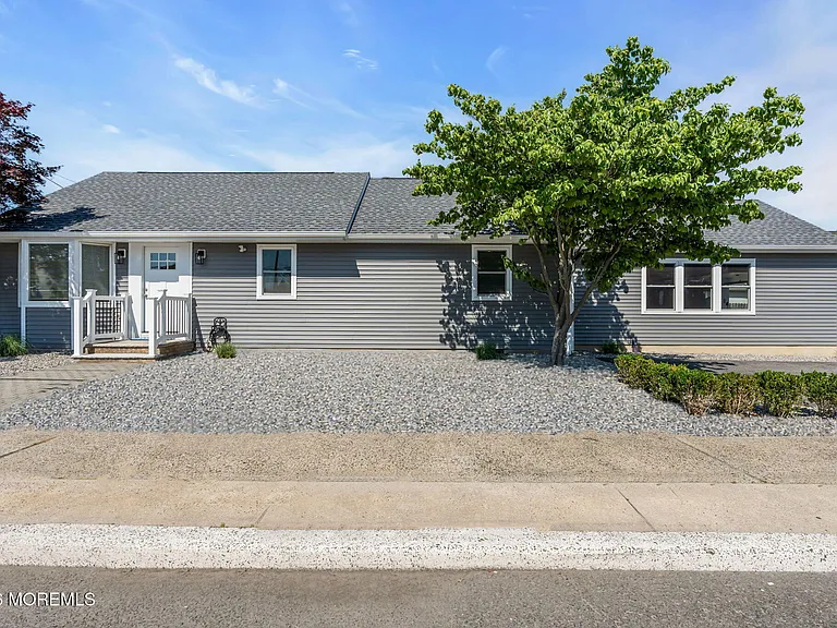 501 Forman Ave — Photo 2