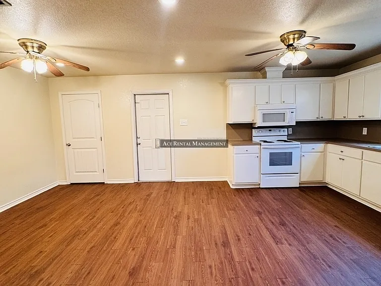 455 Holly St — Photo 4