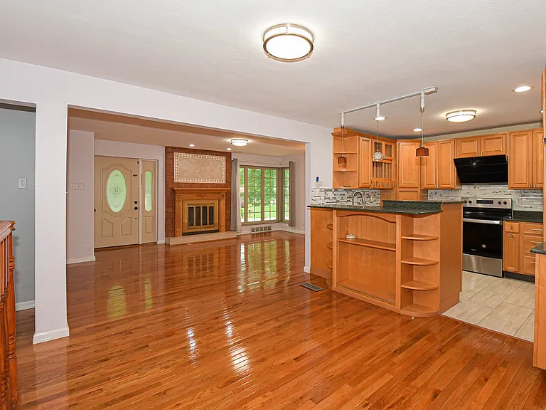 819 Renee Ln — Photo 10
