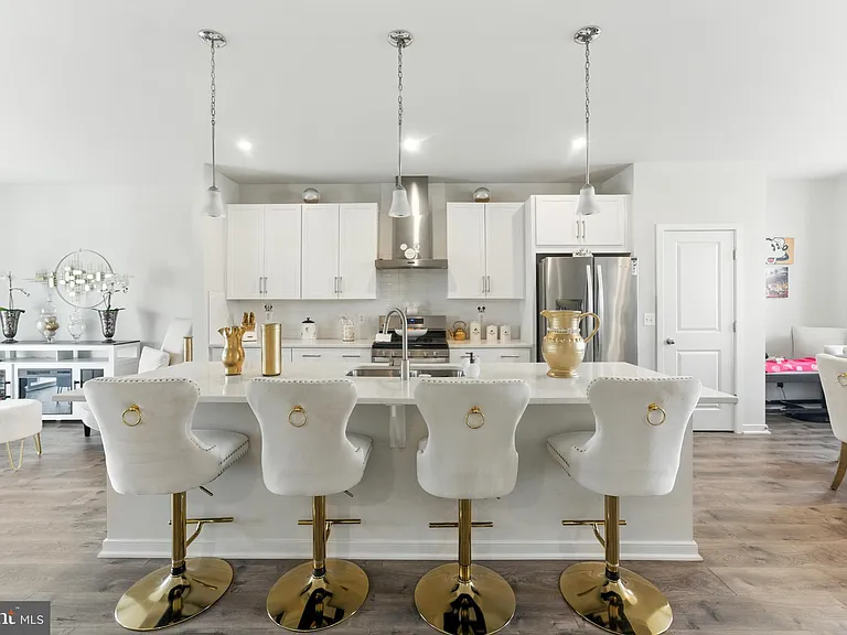 406 Honeyberry Ln — Photo 9