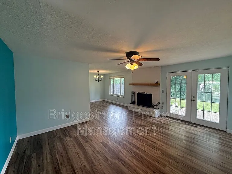 7611 Blossomview Ct — Photo 3