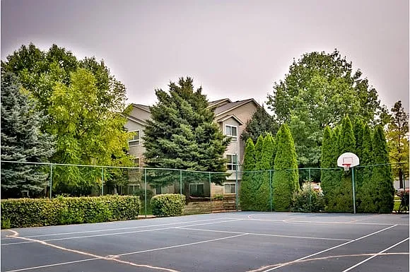 Oak Park Village Apartments — Photo 4