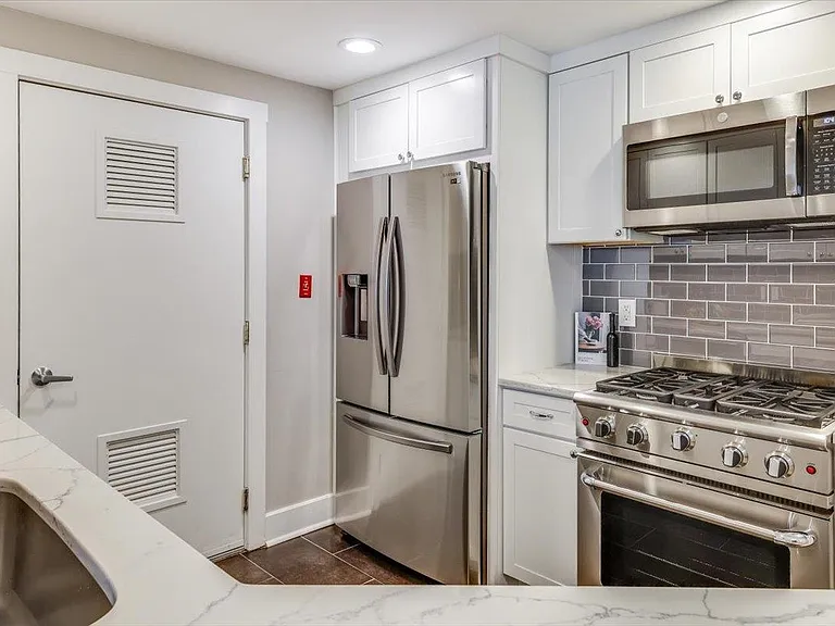 1100 Clinton St #101 — Photo 13