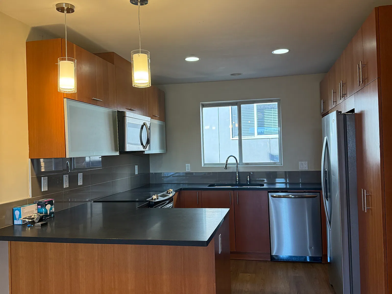 3 bed, 2.5 bath, 1456 sqft, $3,150 — Photo 2