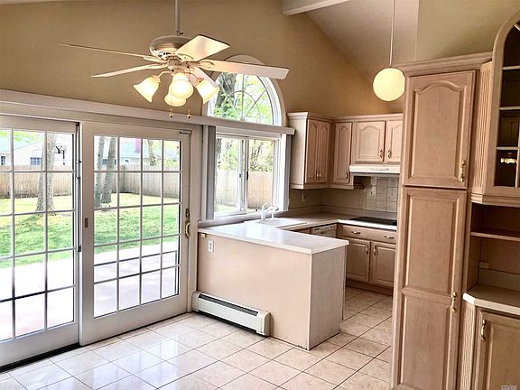 3rd image of 10 Whitmore Ln