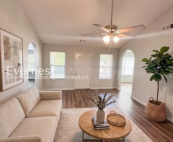 908 Castle Ct — Photo 2