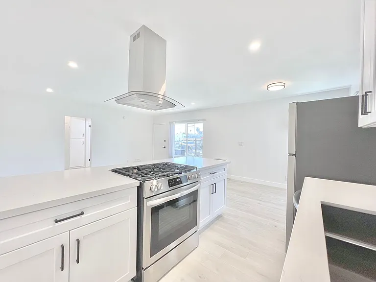 7305 Variel Avenue — Photo 1
