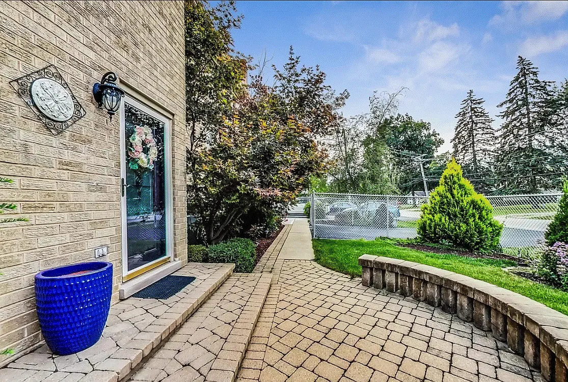 3 bed, 1.5 bath, 1400 sqft, $2,400 — Photo 3