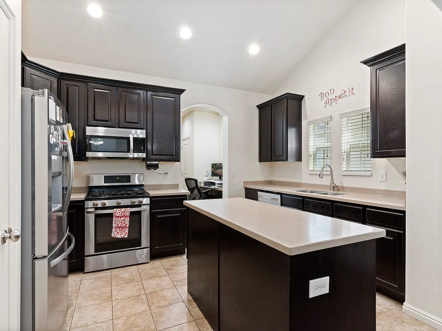 4 bed, 2552 sqft, $2,650 — Photo 2