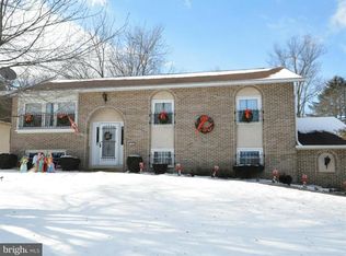 18 Country Side Ln, Leola, PA 17540