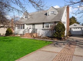 1042 White Birch Ln, Wantagh, NY 11793