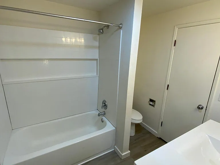 Upstairs full bathroom w/ entrance to the primary bedroom and the hall