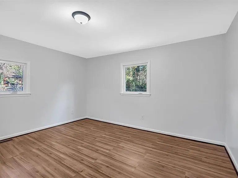 2142 Cloverdale Dr SE — Photo 9