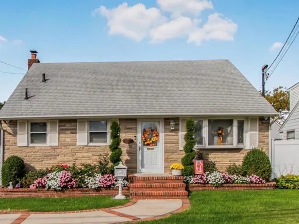 82 Gates Avenue, Valley Stream, NY 11580