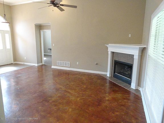 4th image of 1095 Deer Creek Dr