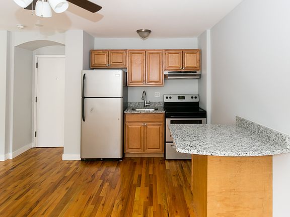 3rd image of 7450 N Greenview Ave APT 32