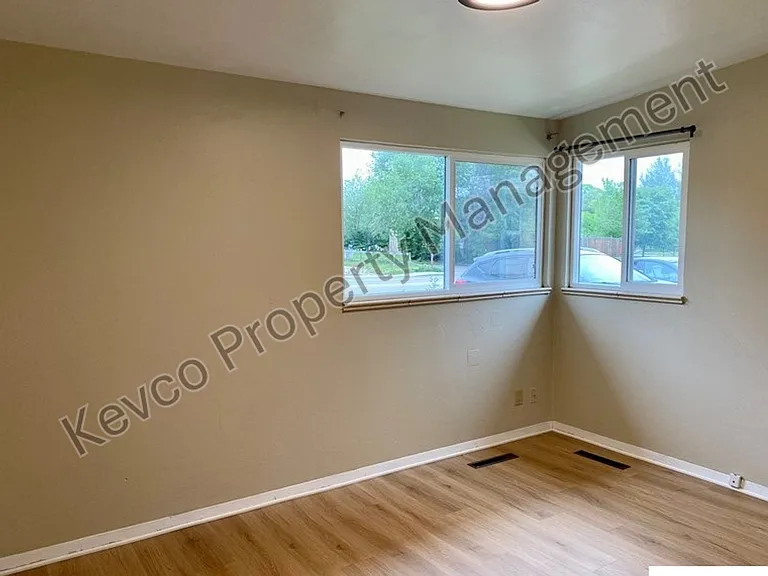 711 W Prospect Rd — Photo 13
