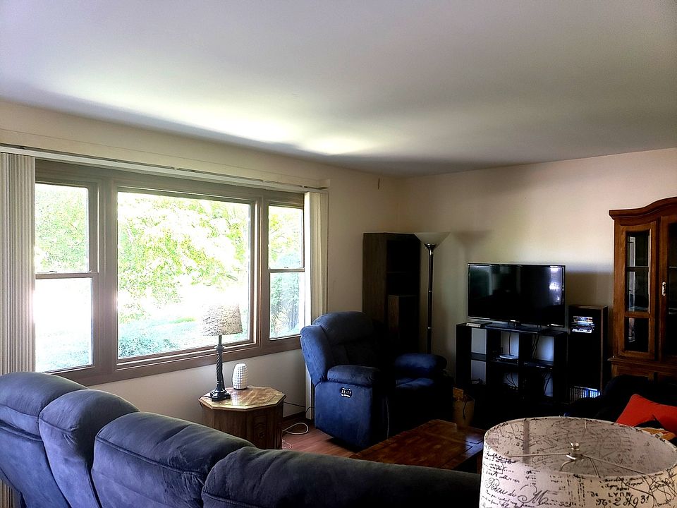 1st image of 884 Glenlake Dr