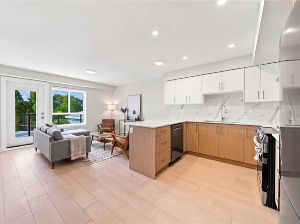 171 Jensen Ave W #302, Parksville, BC V9P 1K3