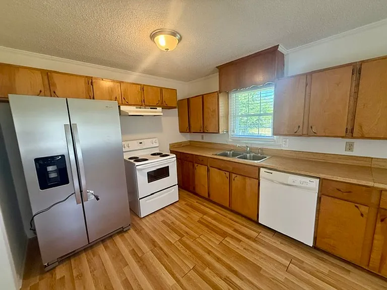 315 E Dameron Ave — Photo 5