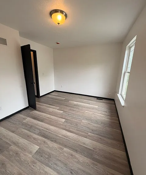 670 Roscoe Ave — Photo 22