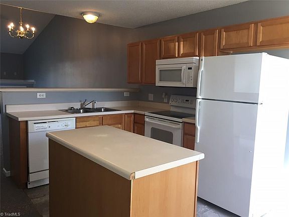 5th image of 704 Carrington Ln