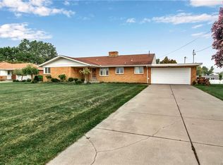 26 Cloverleaf Dr, Depew, NY 14043