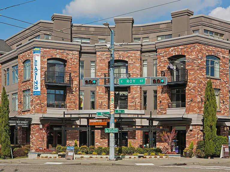 700 Broadway Apartments — Photo 2