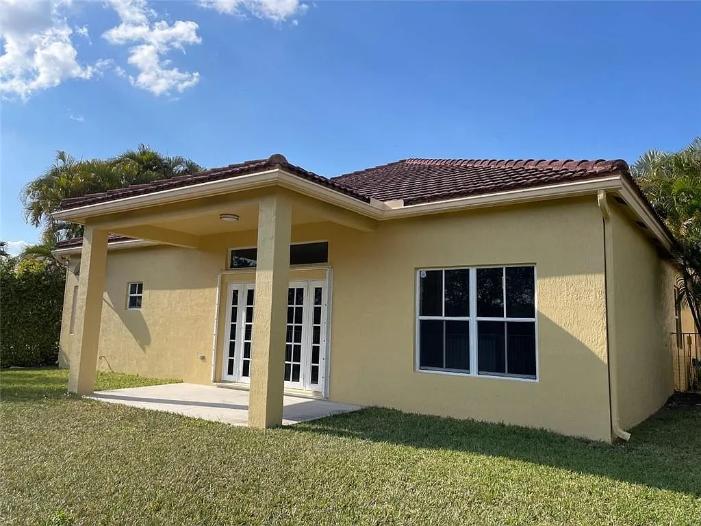 4 bed, 2.5 bath, 2116 sqft, $5,500 — Photo 1
