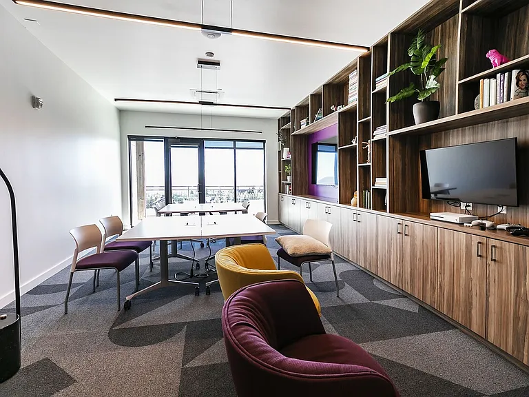 __ Resource Center for Meetings
__ A fully equipped resource center ideal for business meetings or remote work. With modern amenities, high-speed internet, and comfortable seating, it's the perfect space for productivity and collaboration.